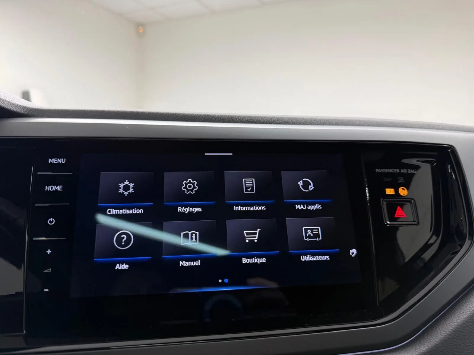 Écran tactile central du système infotainment Discover Pro dans un Volkswagen Taigo blanc, vue intérieure frontale.