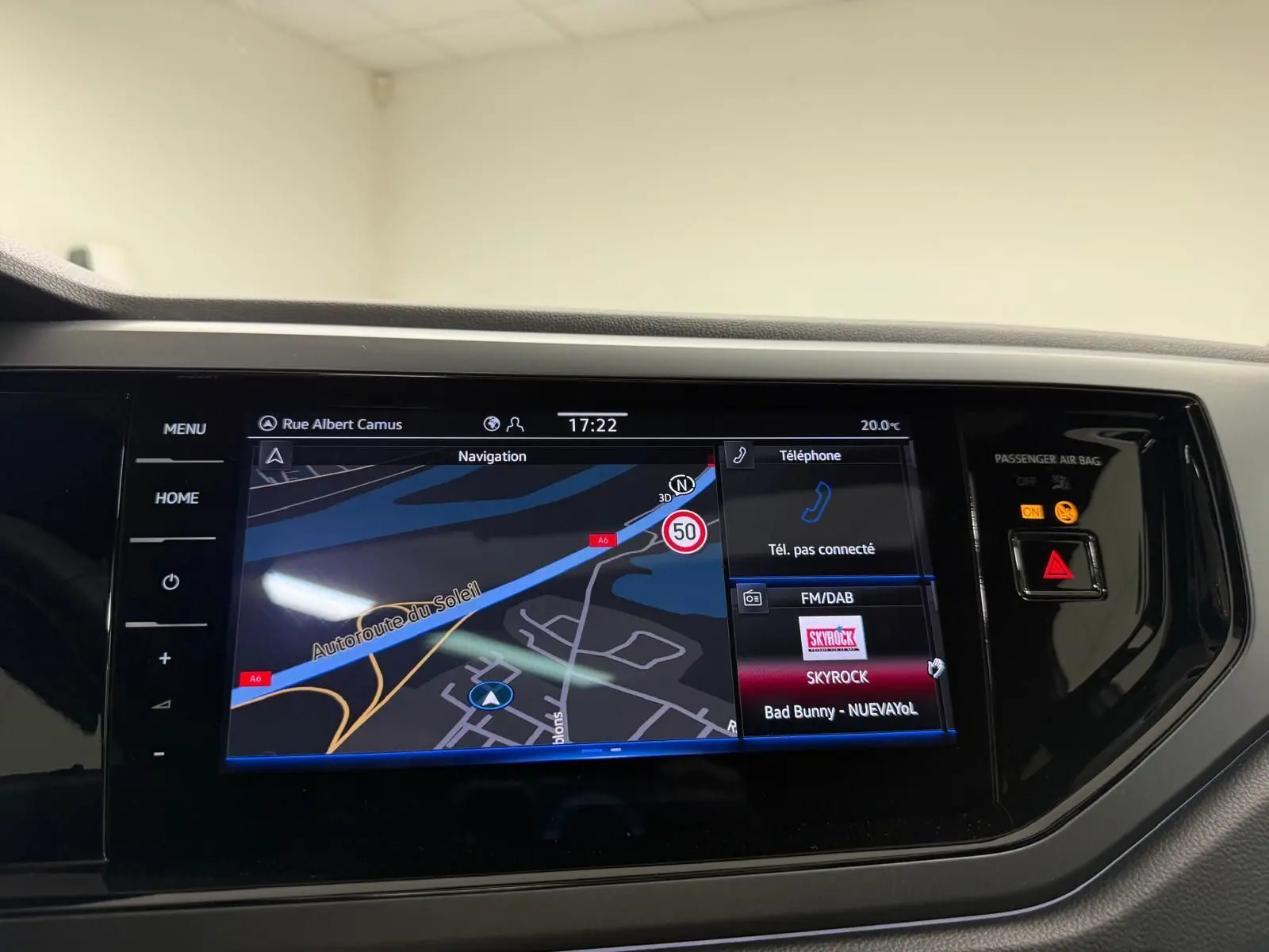 Écran tactile central du Volkswagen Taigo 2025 affichant la navigation et les options multimédia, vue intérieure frontale.