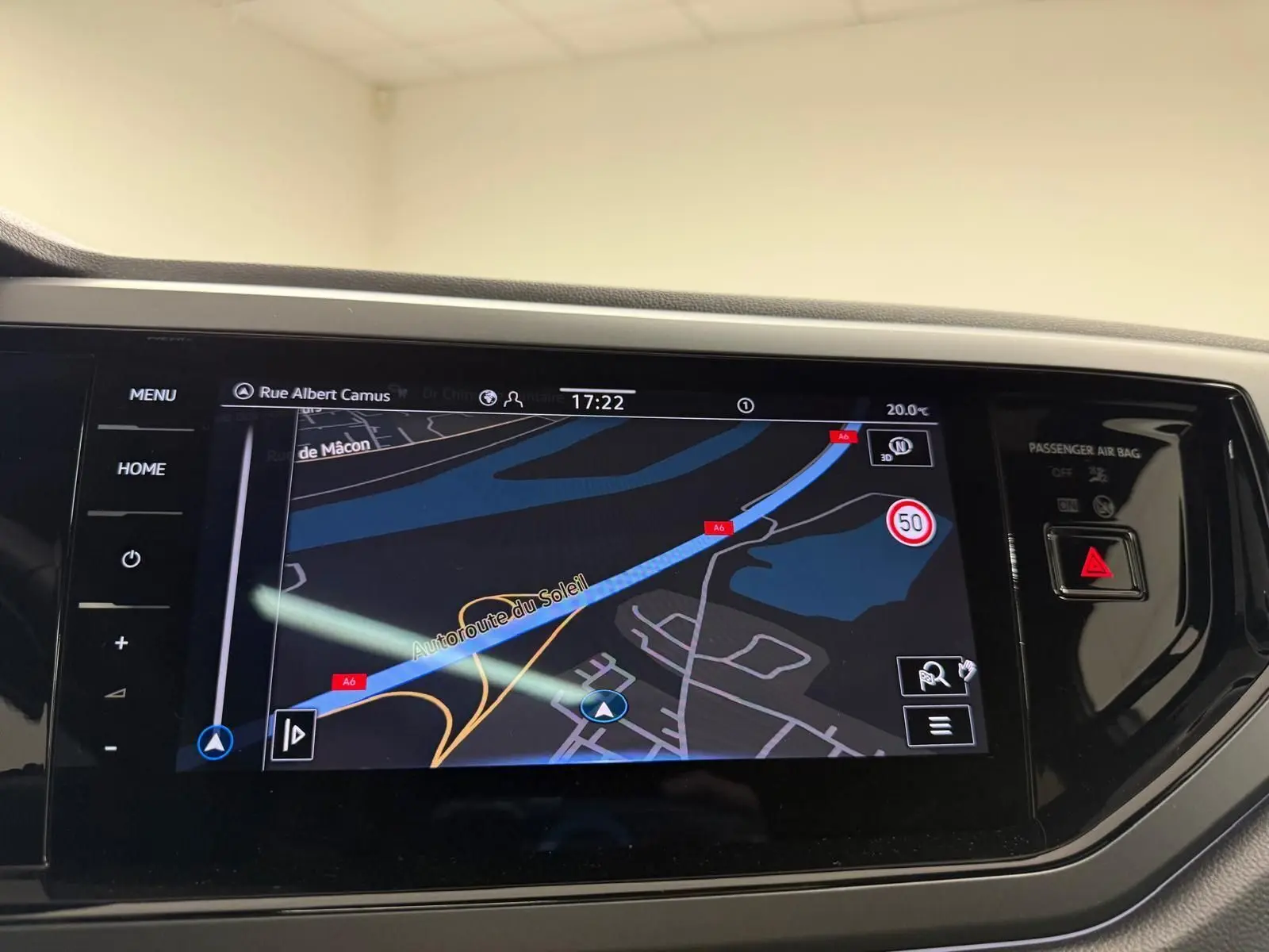 Écran tactile central du système de navigation Discover Pro dans un Volkswagen Taigo blanc toit noir, vue intérieure frontale.