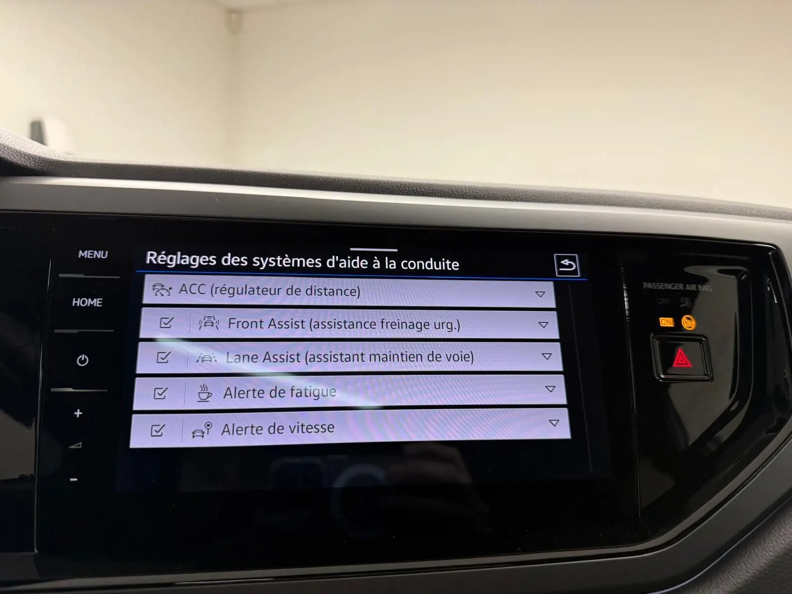 Écran tactile intérieur affichant les réglages d'aide à la conduite du Volkswagen Taigo 2025.