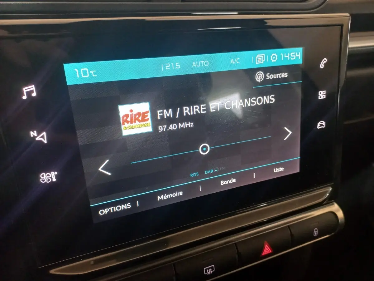Écran tactile central de la Citroën C3 2024 noir affichant la radio FM sur la station Rire et Chansons.