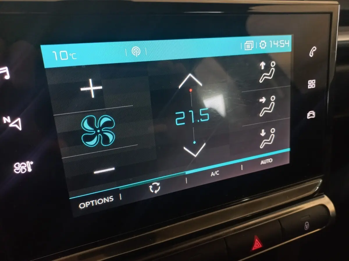 Écran tactile central de la Citroën C3 noir affichant la climatisation réglée à 21,5°C avec commandes de ventilation.