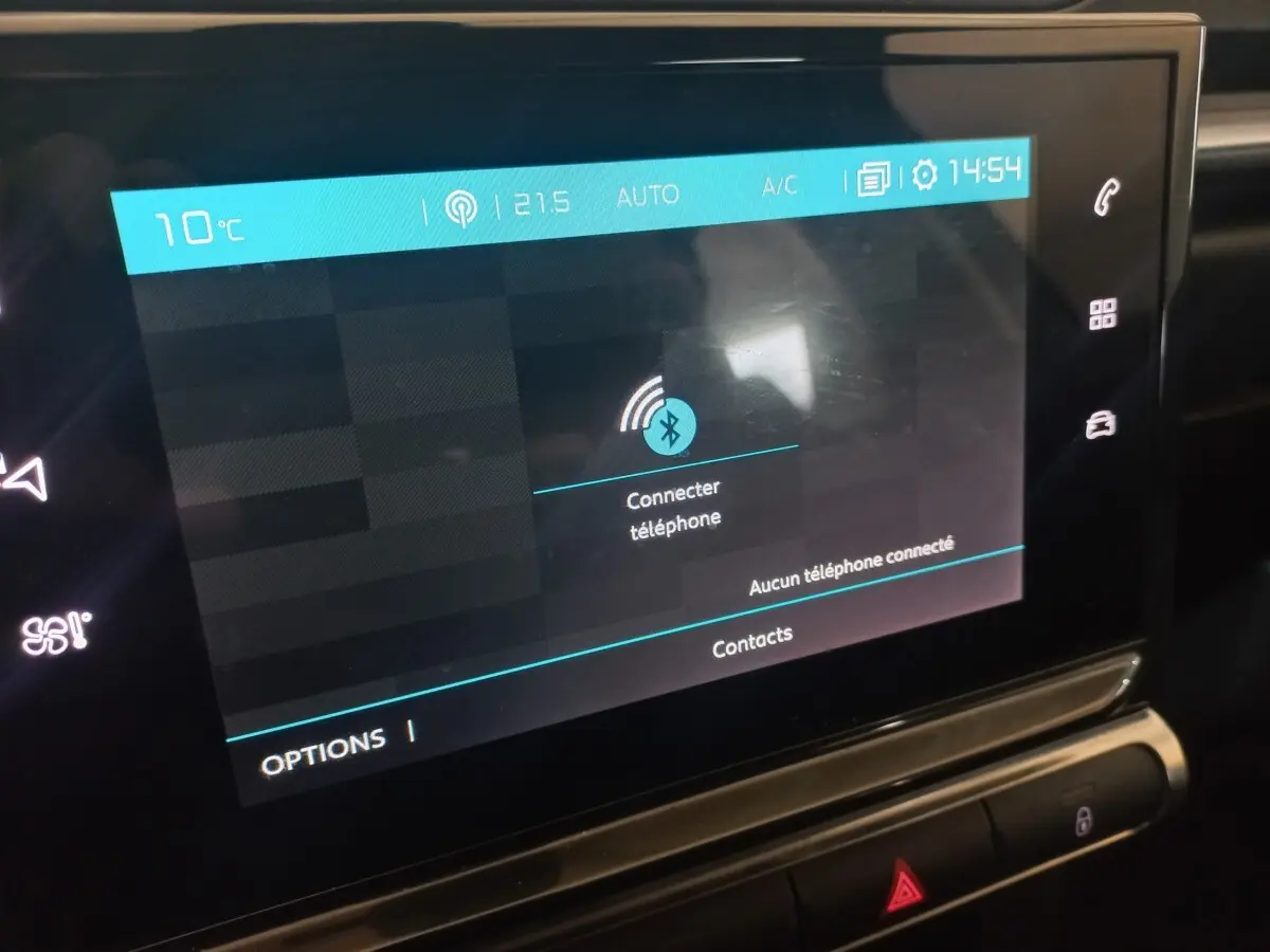 Écran tactile central de la Citroën C3 2024 affichant la connexion Bluetooth et les réglages climatisation.