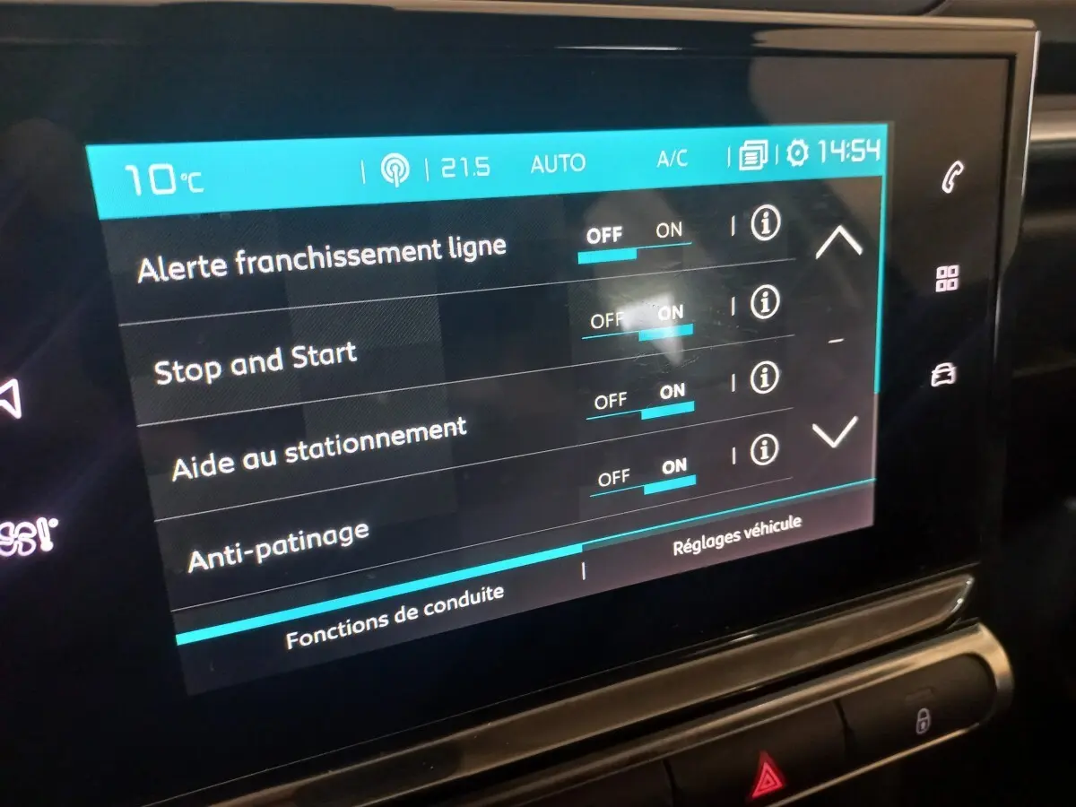 Écran tactile central de la Citroën C3 2024 affichant les réglages d’aides à la conduite, intérieur noir.
