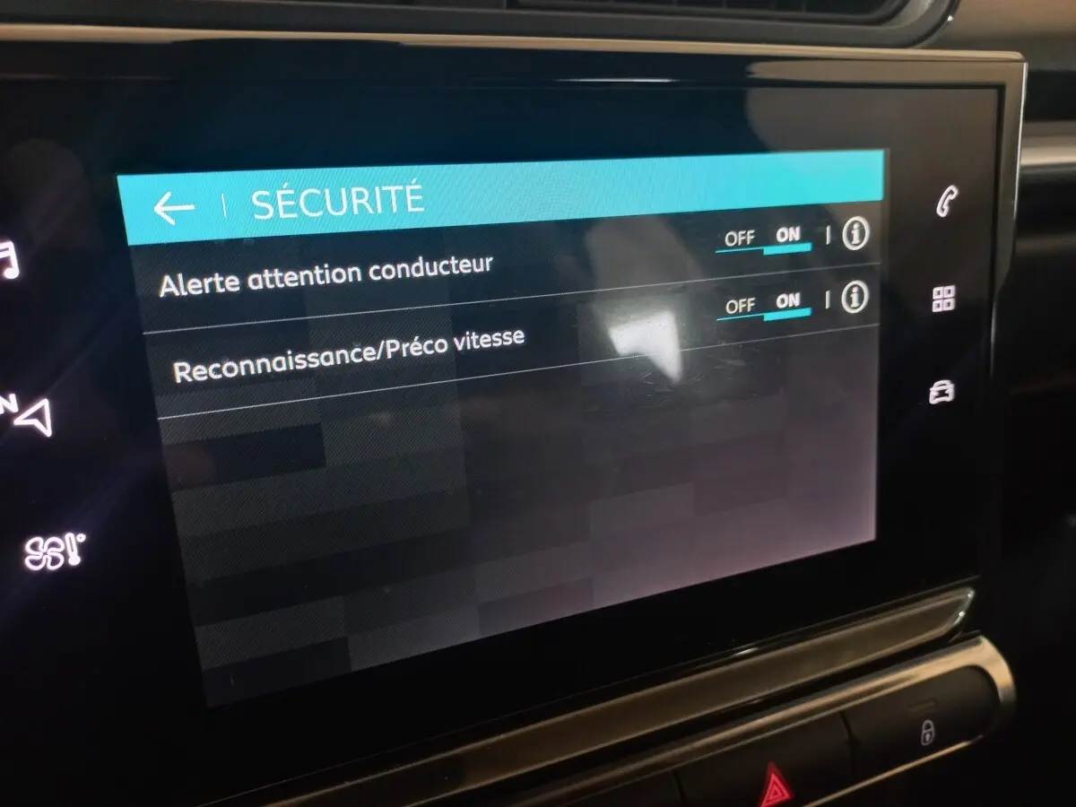 Écran tactile central de la Citroën C3 2024 noir affichant les réglages de sécurité avec options activées.