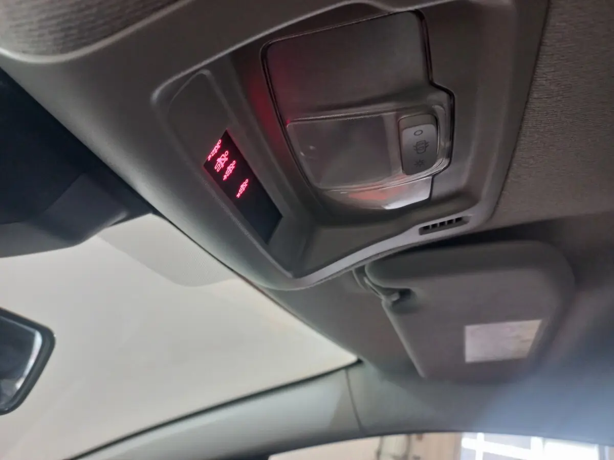 Vue intérieure du plafond avant d'une Citroën C3 2024, montrant la console de plafonnier avec éclairage et commandes.