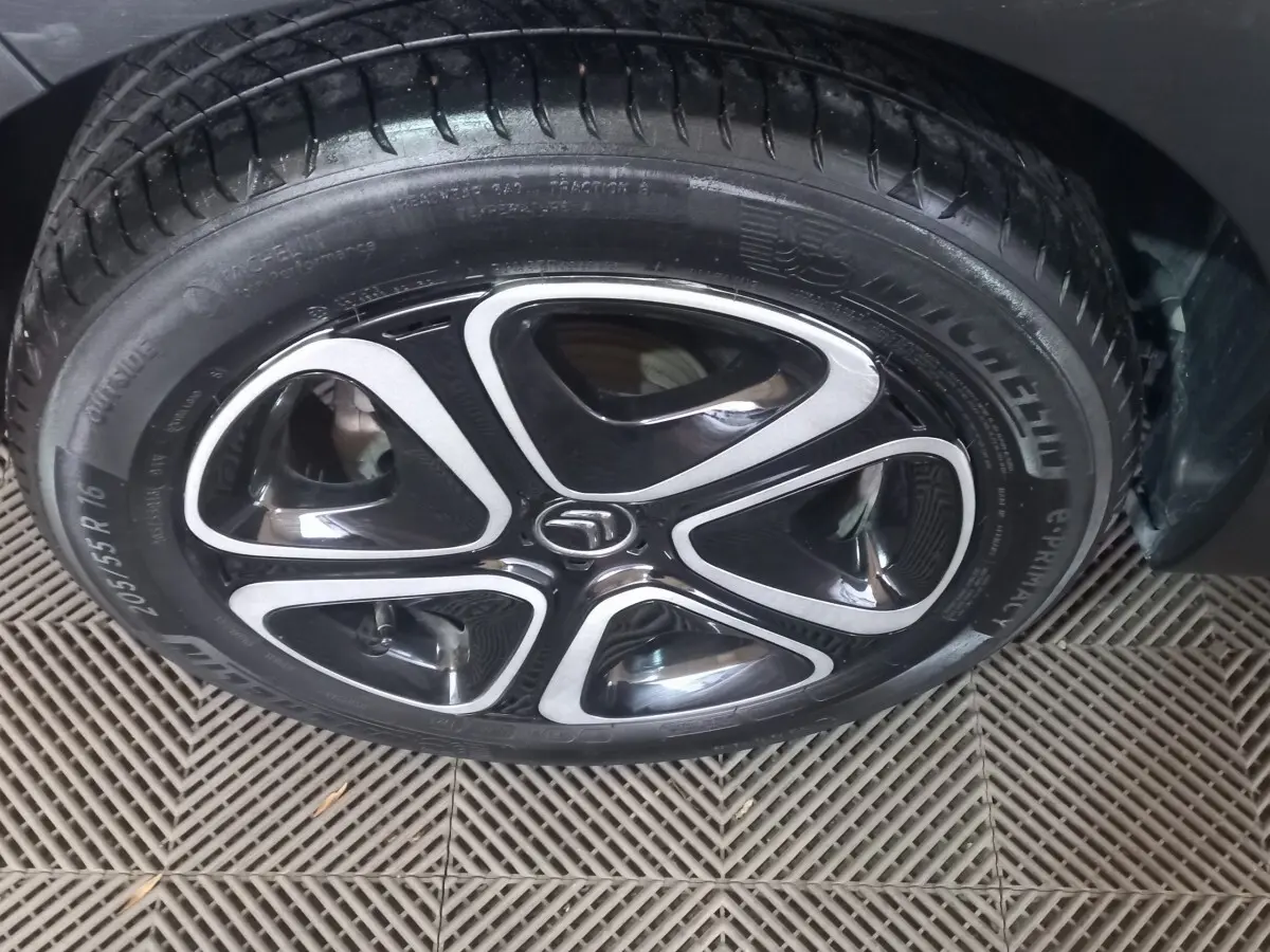 Gros plan sur la roue avant gauche noire d'une Citroën C3 2024 avec jante alliage au design moderne et pneu Michelin.