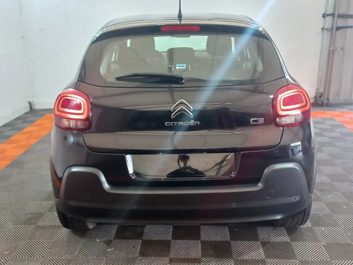 Vue arrière d'une Citroën C3 noire 2024 avec feux arrière LED et logo Citroën bien visible.