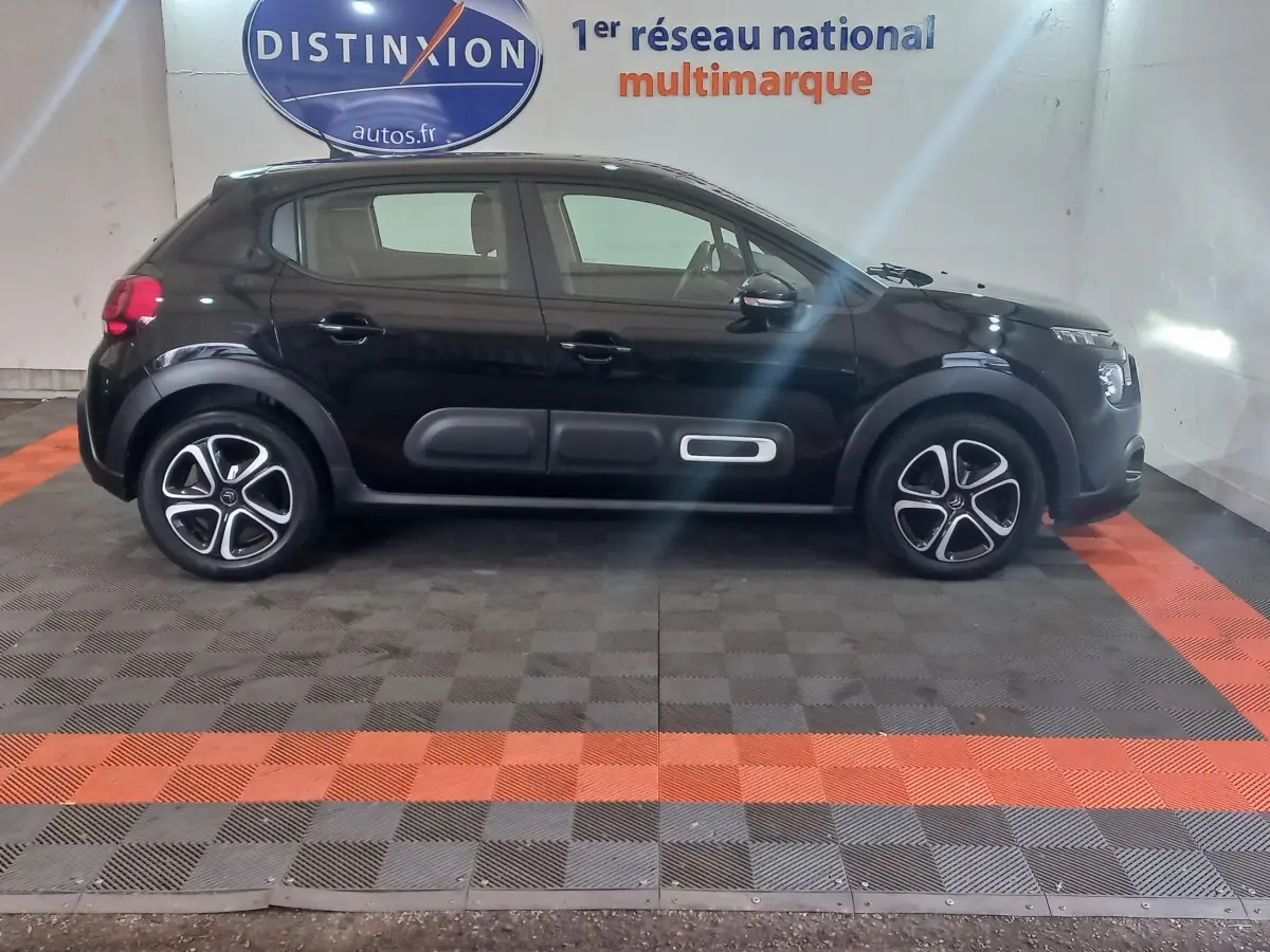 Profil côté gauche d'une Citroën C3 noire 2024 avec protections latérales caractéristiques et jantes stylisées.