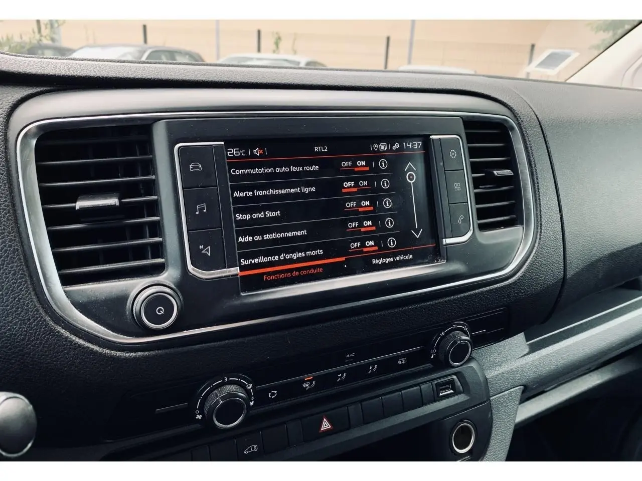 Tablette tactile 7 pouces du tableau de bord du Citroën Jumpy XL blanc, affichant les aides à la conduite.