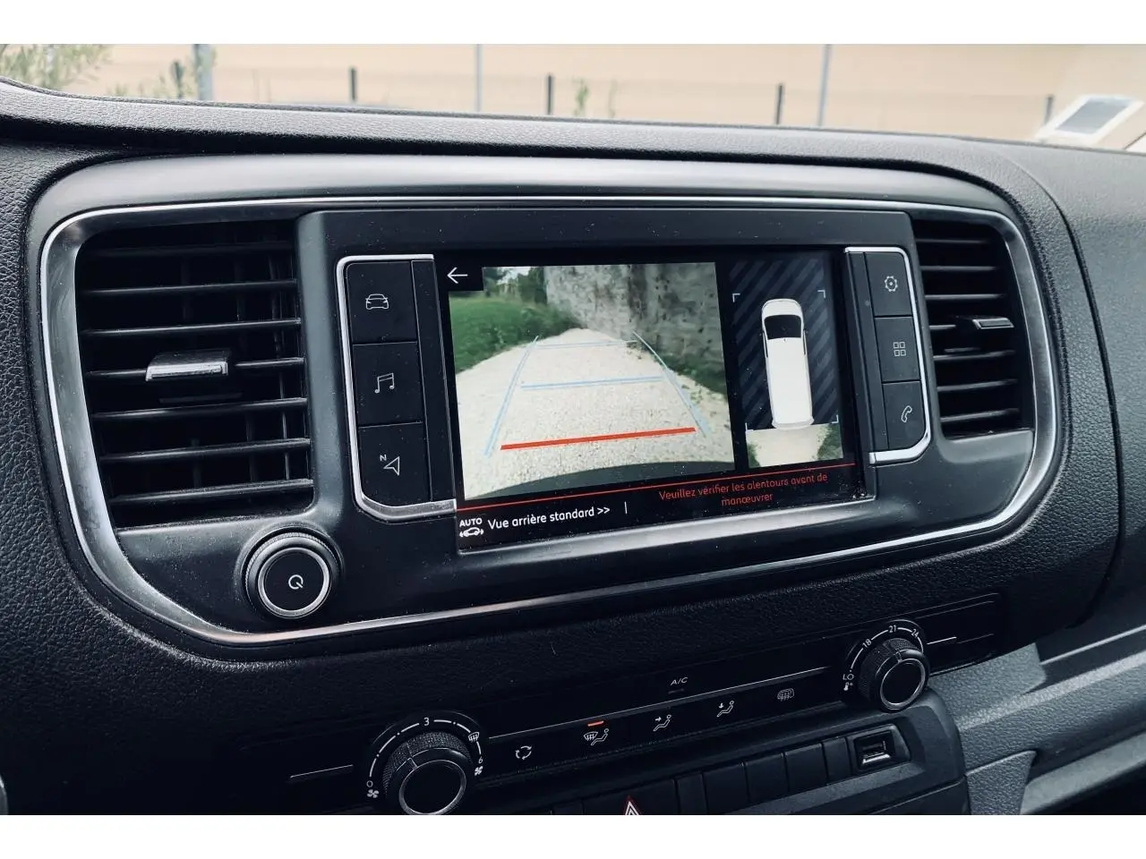 Écran tactile central du Citroën Jumpy XL blanc de 2020 affichant la caméra de recul et l'aide au stationnement arrière.