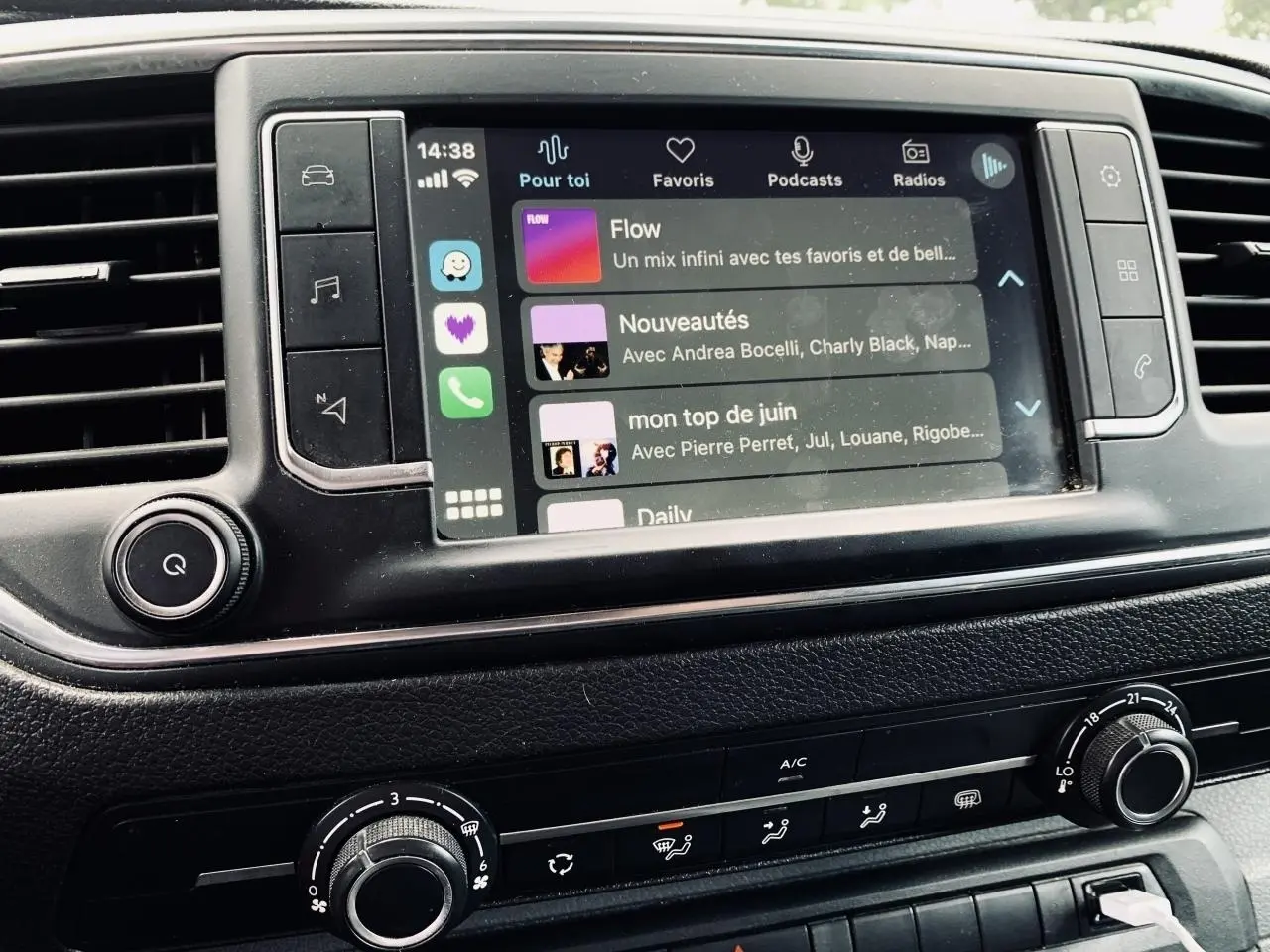 Gros plan sur l'écran tactile 7 pouces et la console centrale noire du Citroën Jumpy XL 2020 avec commandes climatisation et USB.