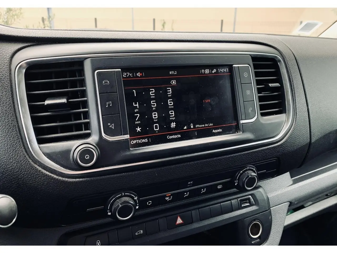 Vue rapprochée de la console centrale du Citroën Jumpy XL 2020, écran tactile et commandes de climatisation visibles.