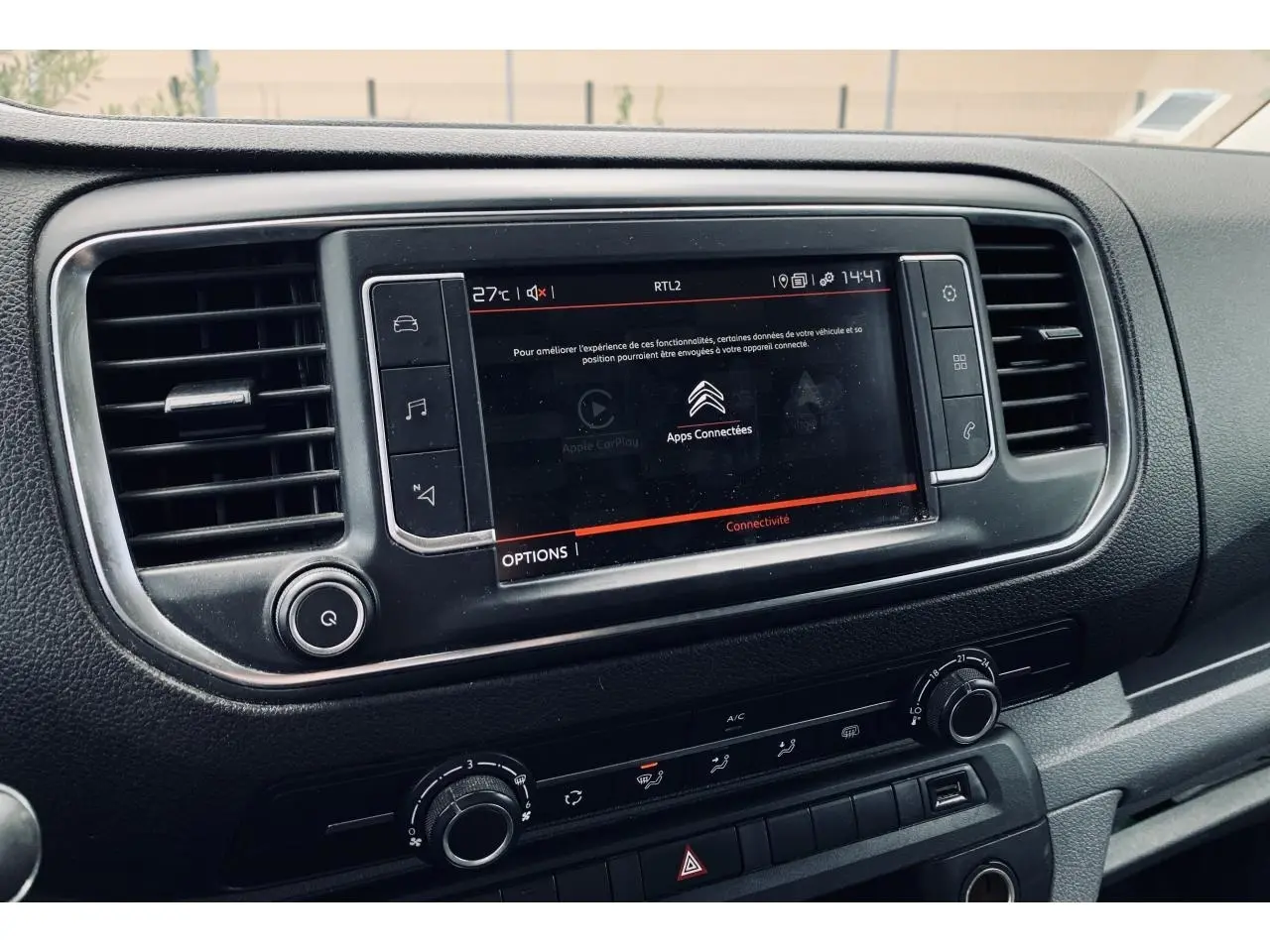 Tableau de bord noir du Citroën Jumpy XL 2020 avec écran tactile 7 pouces affichant les apps connectées.
