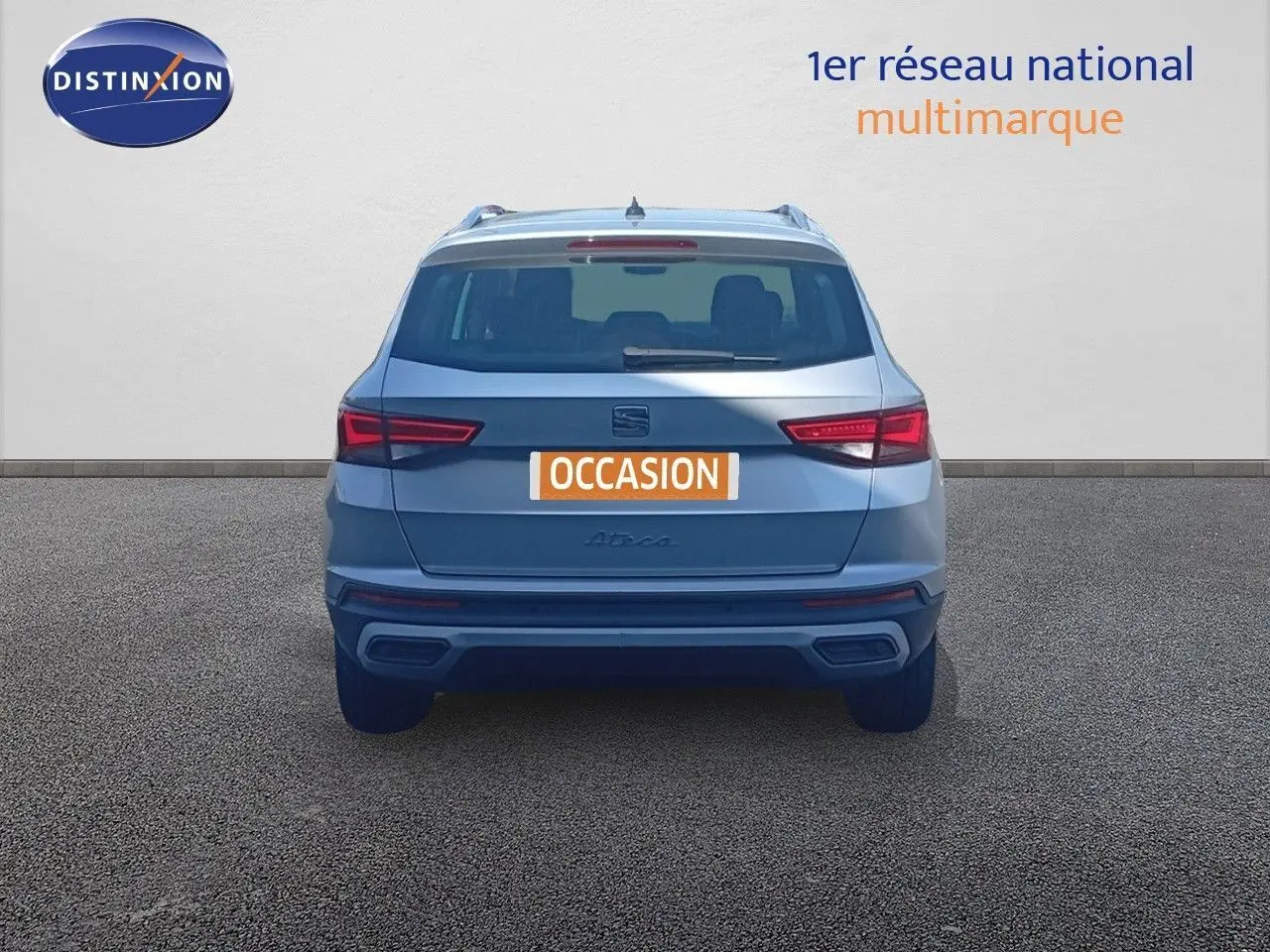 Vue arrière d'un SEAT Ateca argent Reflex Metal 2023 avec feux arrière LED et plaque "OCCASION" visible.