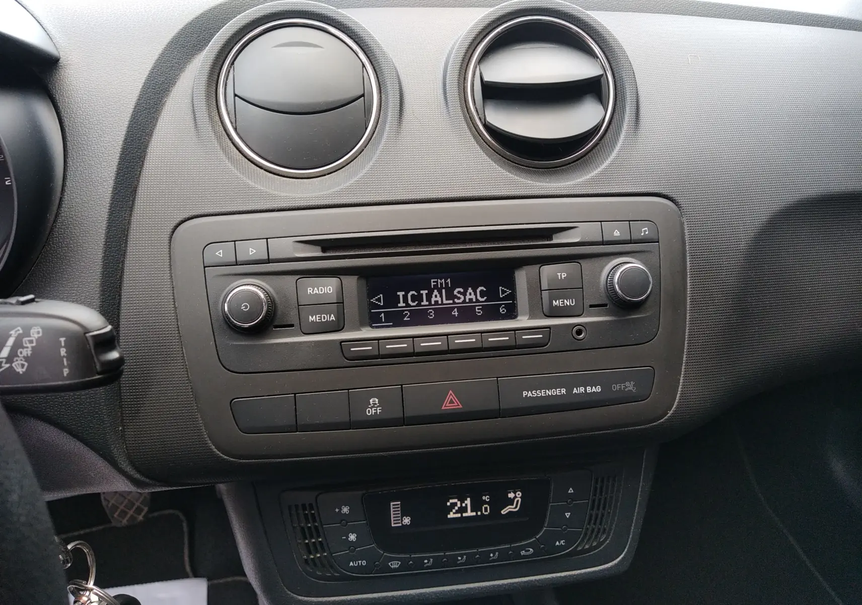 Vue rapprochée du tableau de bord de la SEAT Ibiza ST 2015, montrant la radio et la climatisation digitale.