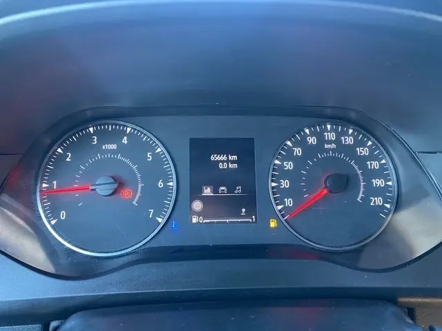 Vue rapprochée du tableau de bord du Renault Kangoo 2023, affichant compte-tours, compteur de vitesse et écran digital.