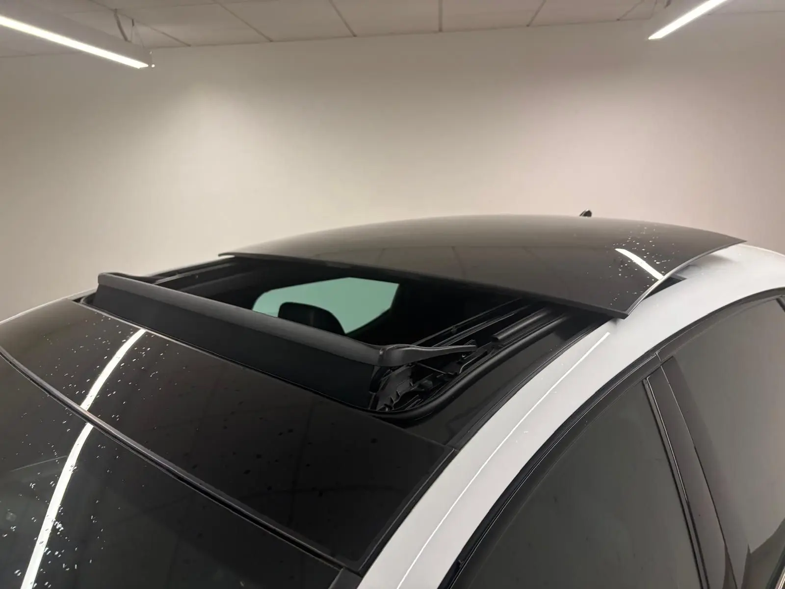 Toit ouvrant panoramique ouvert sur une CUPRA Leon blanc Nevada, vue en léger plongé côté droit.