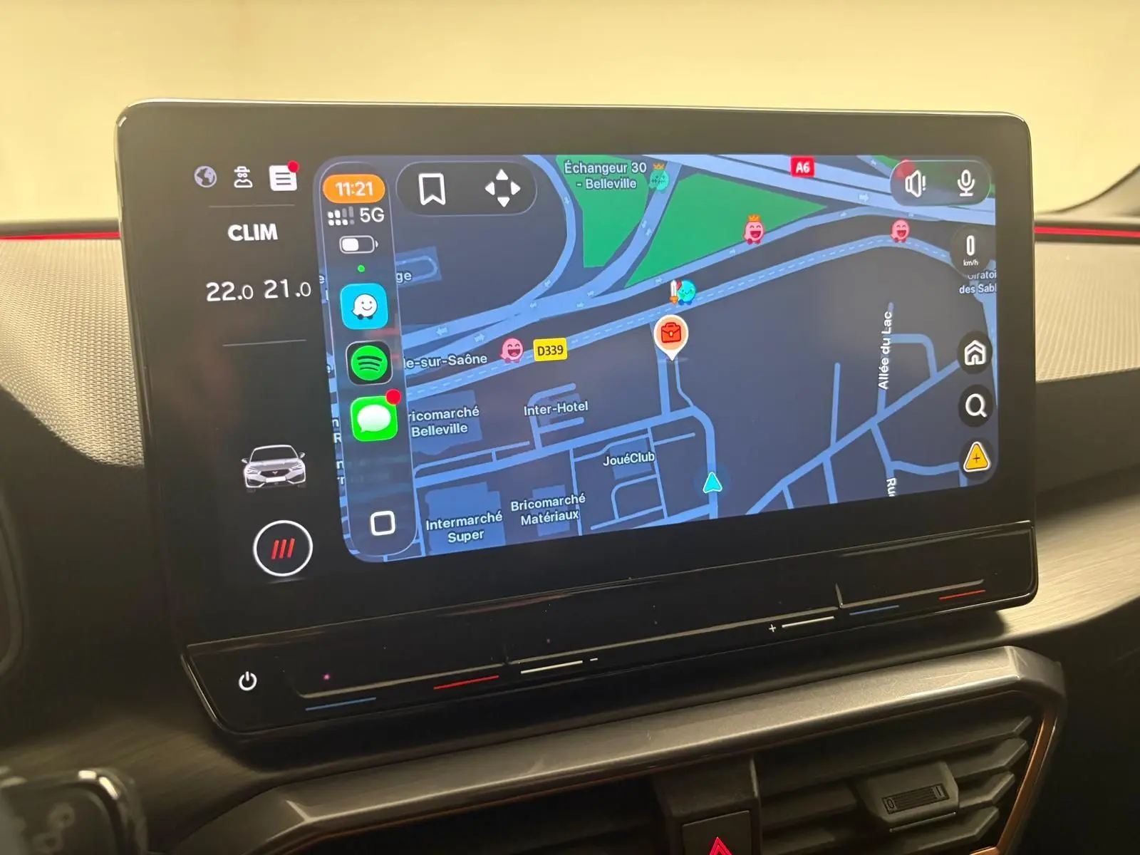 Écran tactile central affichant la navigation et applications dans l'habitacle d'une CUPRA Leon 2024 blanche.