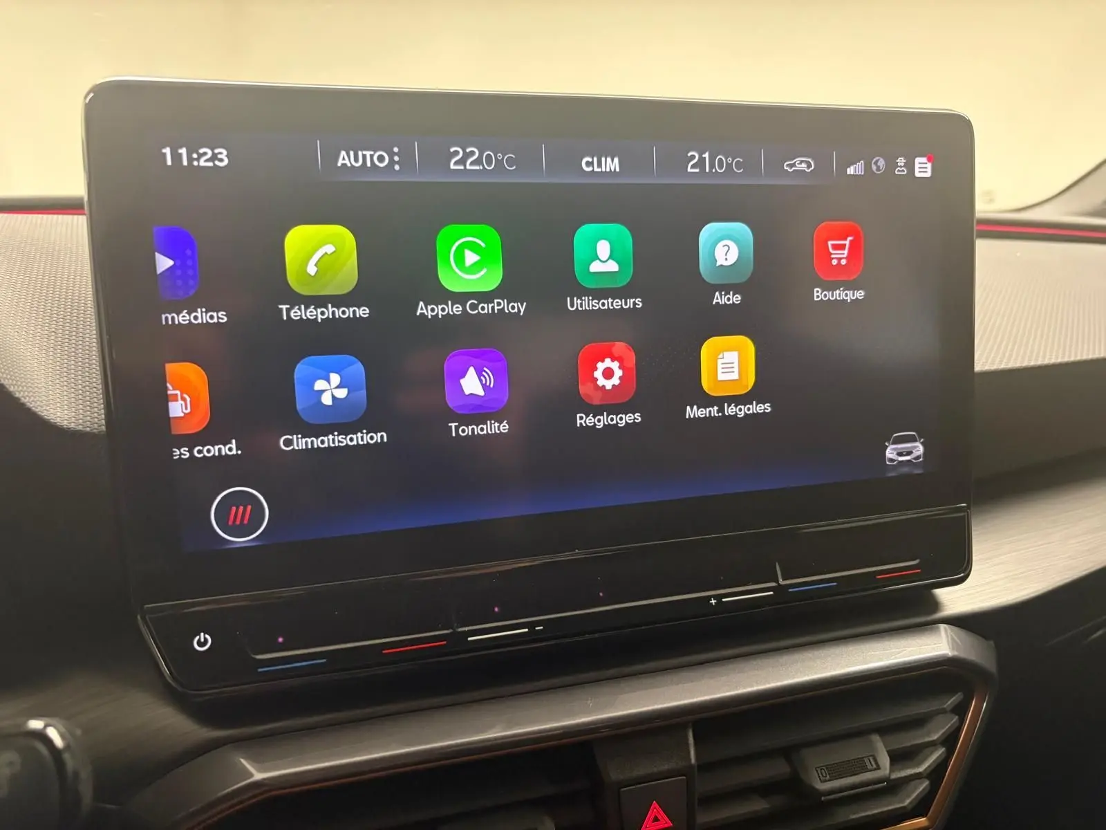 Vue intérieure centrée sur l'écran tactile du tableau de bord de la CUPRA Leon 2024, affichant les options multimédias.