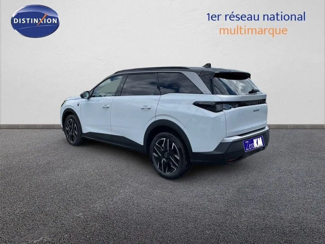 Peugeot 5008 Hybrid blanc Okenite toit noir, vue 3/4 arrière droit, jantes noires et vitres teintées.