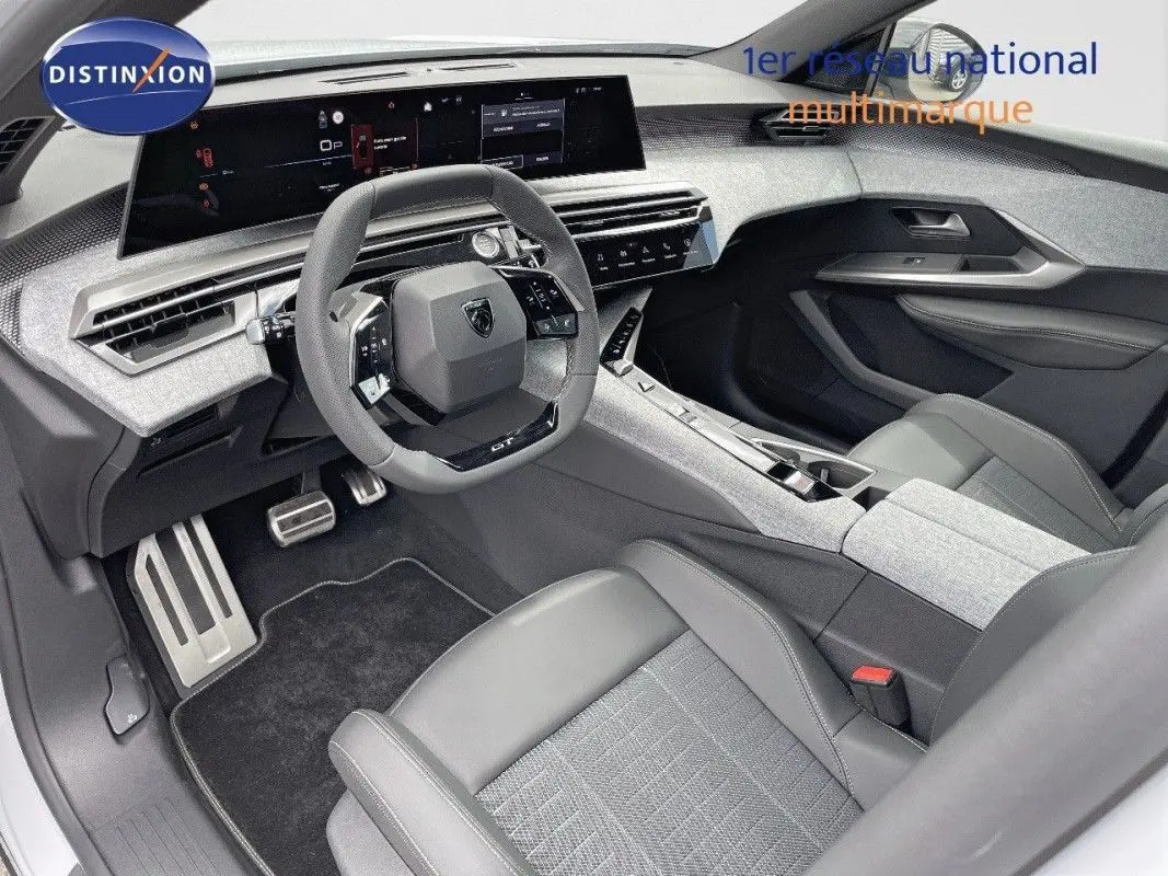 Vue intérieure côté conducteur du Peugeot 5008 Hybrid 145 GT 2025, tableau de bord moderne avec écran large et finitions grises.