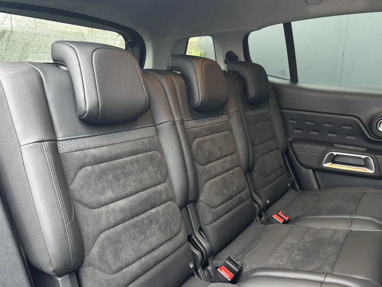 Vue latérale des trois sièges arrière indépendants en Alcantara noir du Citroën C5 Aircross 2025 finition Urban Black.