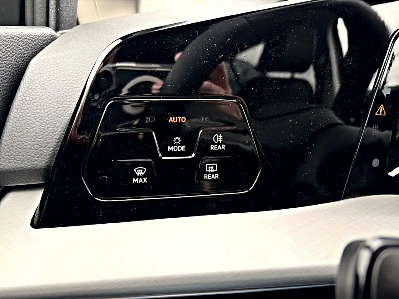 Gros plan sur le panneau de commandes de la Volkswagen Golf 1.5 ETSI Evo2 116 Life 2026, finition noire avec affichage digital.