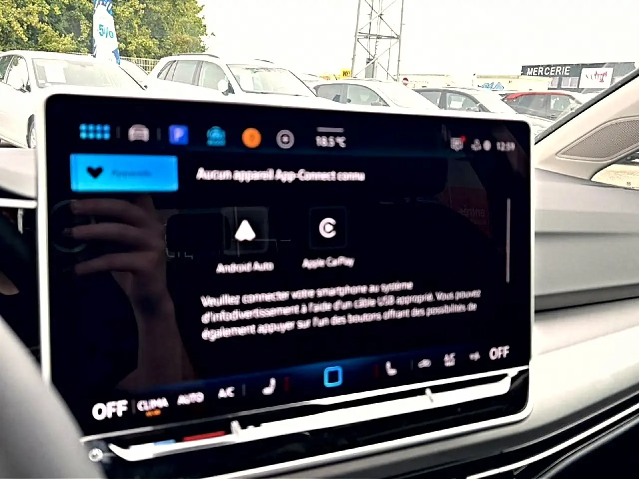 Écran tactile central de la Volkswagen Golf 2026 noir, affichant les options Android Auto et Apple CarPlay en intérieur.