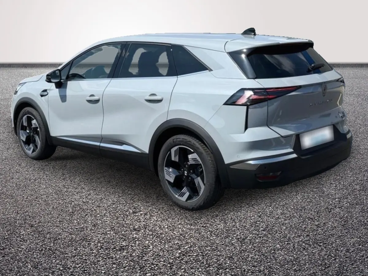 Renault Symbioz gris clair en vue 3/4 arrière droit, avec jantes noires et vitres teintées.