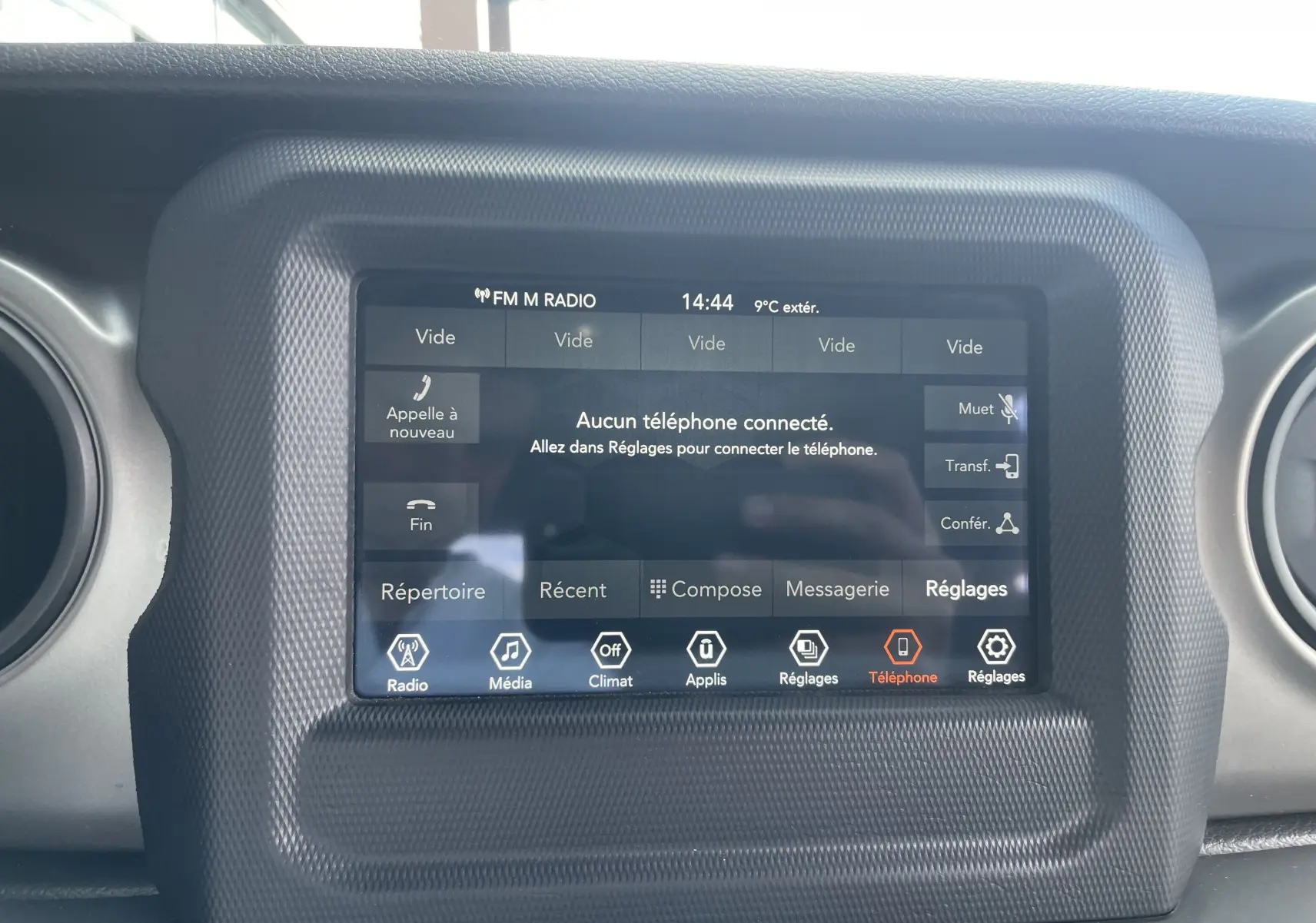 Écran tactile central du tableau de bord du Jeep Wrangler blanc 2018, affichant le menu téléphone sans connexion active.