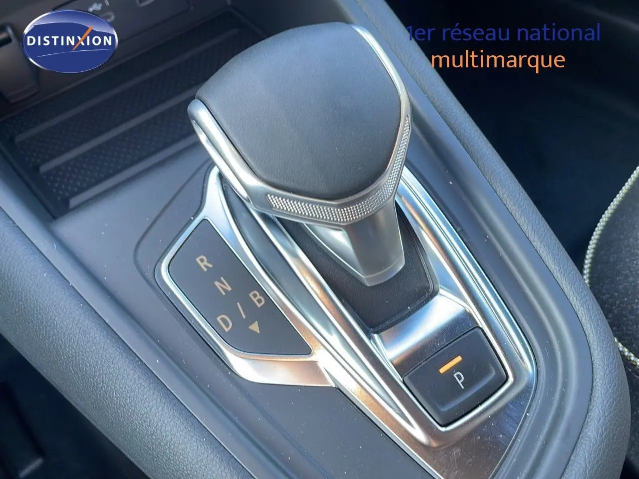 Le levier de vitesses automatique en gros plan dans l'habitacle du Renault Captur hybride 2025.