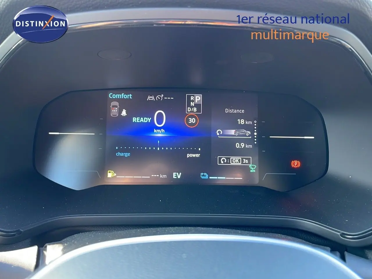 Tableau de bord numérique du Renault Captur E-Tech 2025 affichant vitesse zéro et mode confort en vue frontale.