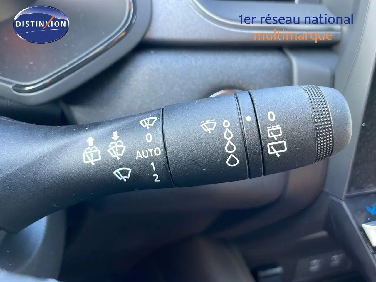 Gros plan sur la commande des essuie-glaces du Renault Captur E-Tech hybride 2025, intérieur noir.