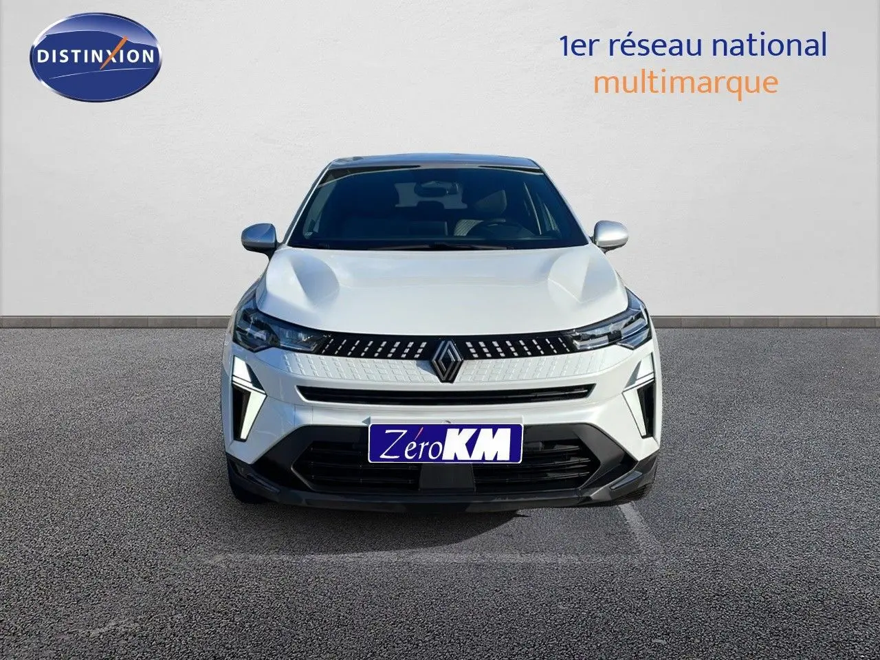 Vue frontale d'un Renault Captur blanc nacré avec toit gris, mettant en valeur sa calandre moderne et ses phares LED distinctifs.