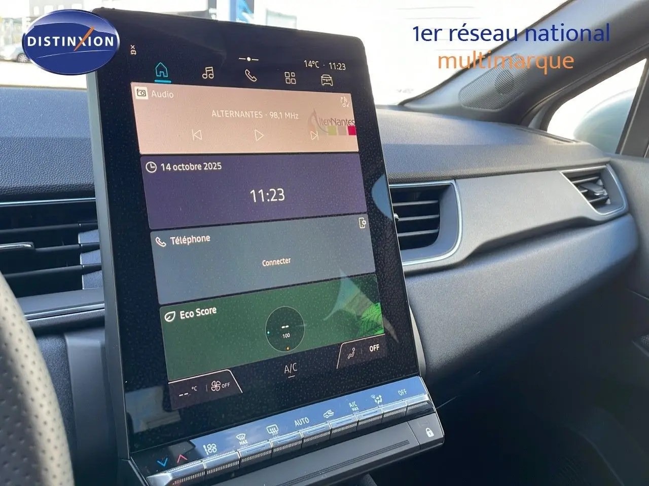 Écran tactile central affichant la radio et l'heure dans l'habitacle du Renault Captur blanc nacré 2025.