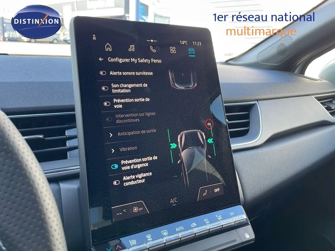 Intérieur du Renault Captur E-Tech 2025, vue du tableau de bord avec écran tactile affichant les aides à la conduite.