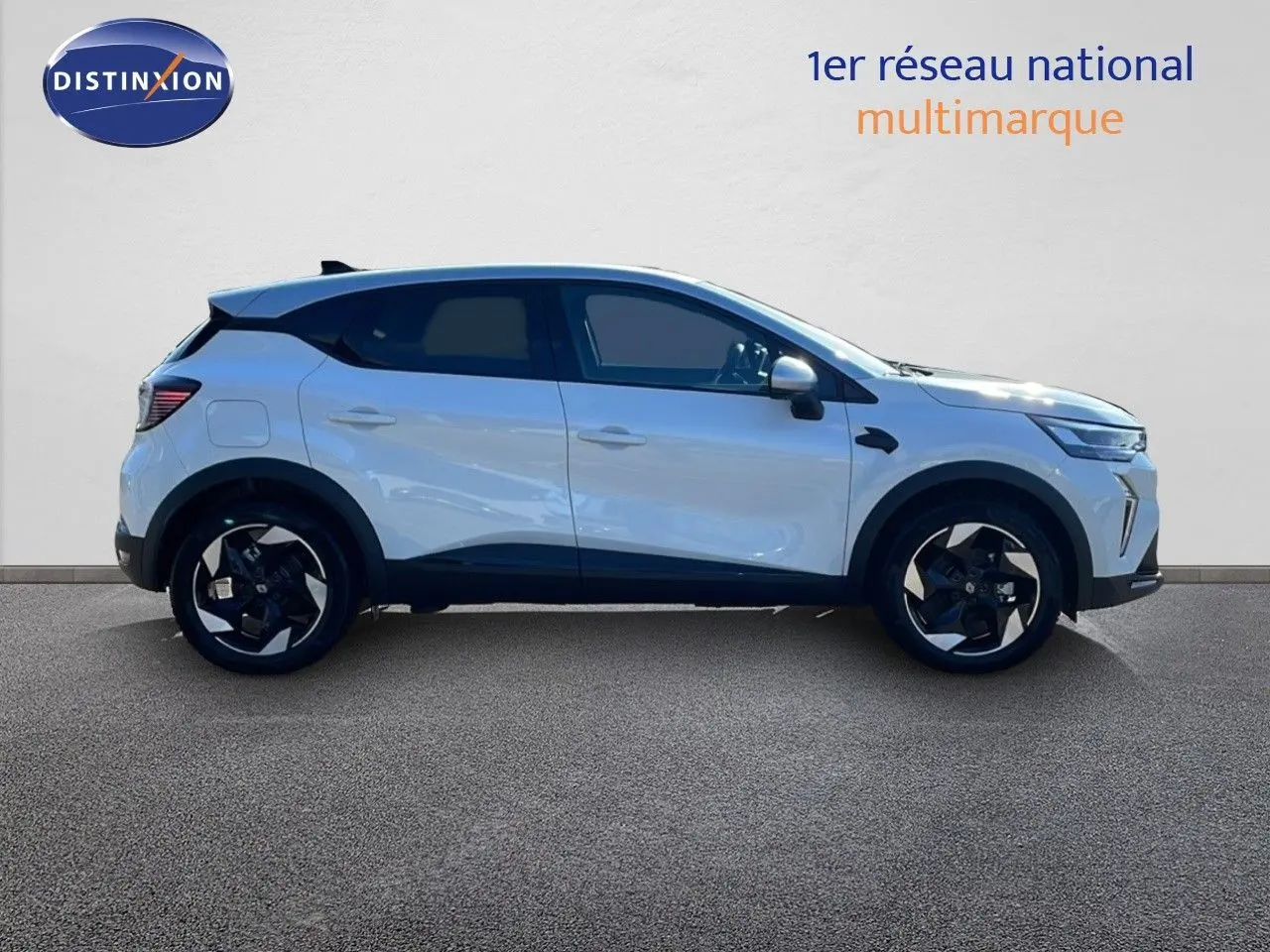 Profil côté gauche du Renault Captur E-Tech hybride blanc nacré avec toit gris et jantes noires distinctives.
