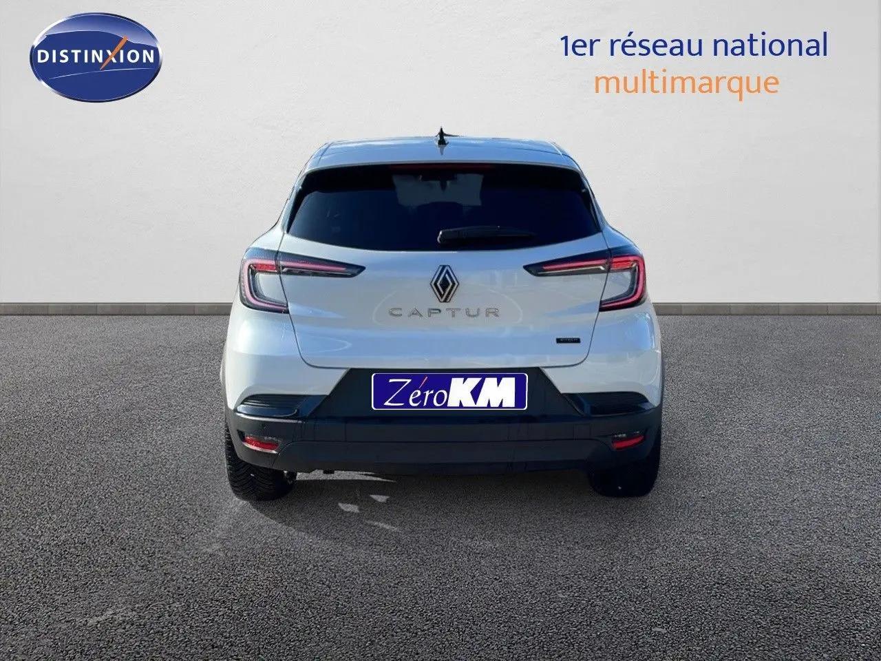 Vue arrière du Renault Captur E-Tech hybride blanc nacré avec toit gris, mettant en valeur ses feux LED distinctifs.
