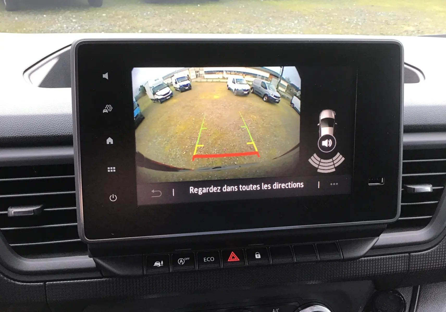 Écran central affichant la caméra de recul du Renault Trafic Fourgon noir, vue intérieure sur le tableau de bord.