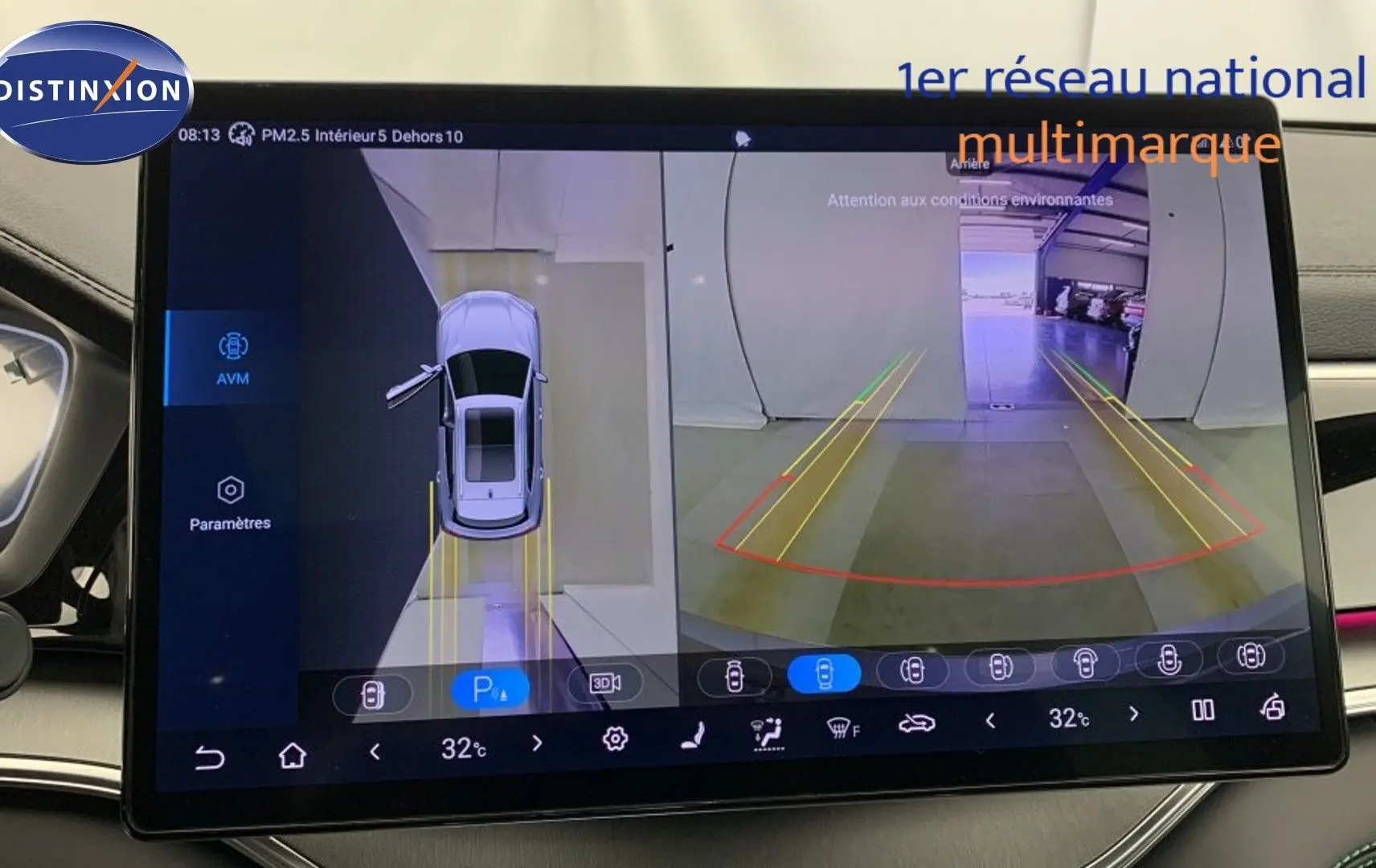 Vue intérieure avant du BYD SEAL U 2025 avec tableau de bord noir, écran tactile 15,6'' et volant multifonction.