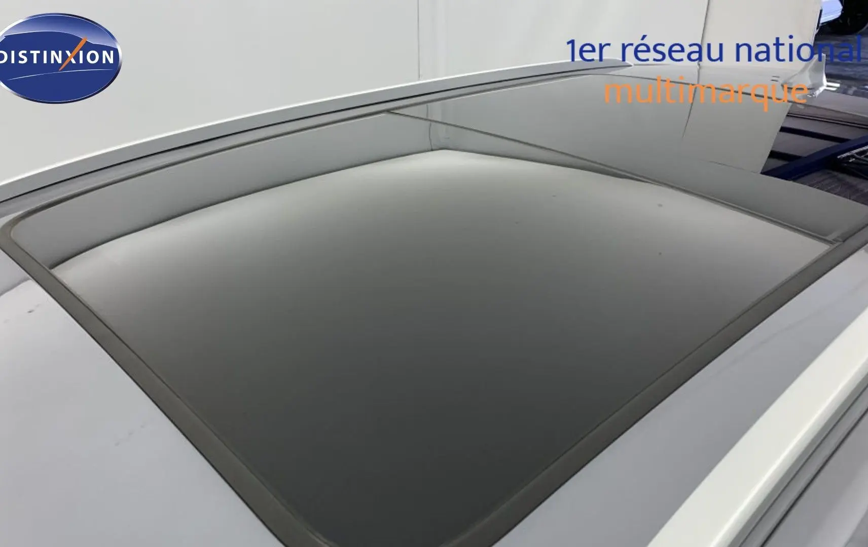 Vue intérieure centrée sur le volant noir du BYD SEAL U avec tableau de bord numérique et écran tactile latéral.