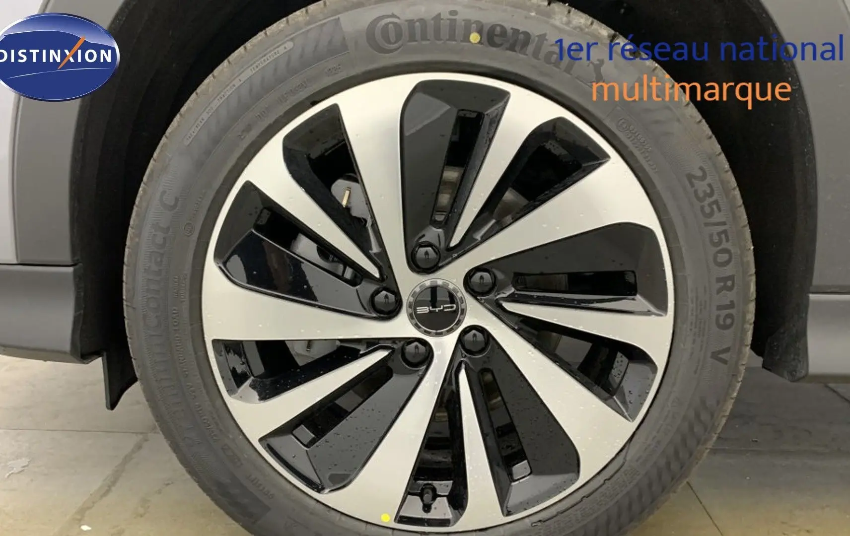 Écran tactile intérieur montrant la caméra 360° et l’aide au stationnement du BYD SEAL U gris Time Grey.