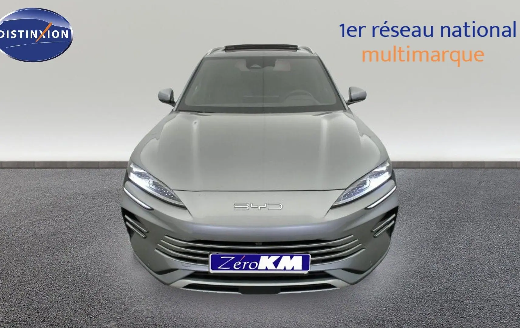 Vue avant du BYD SEAL U gris Time Grey avec phares LED fins et calandre épurée, sur fond neutre intérieur showroom.