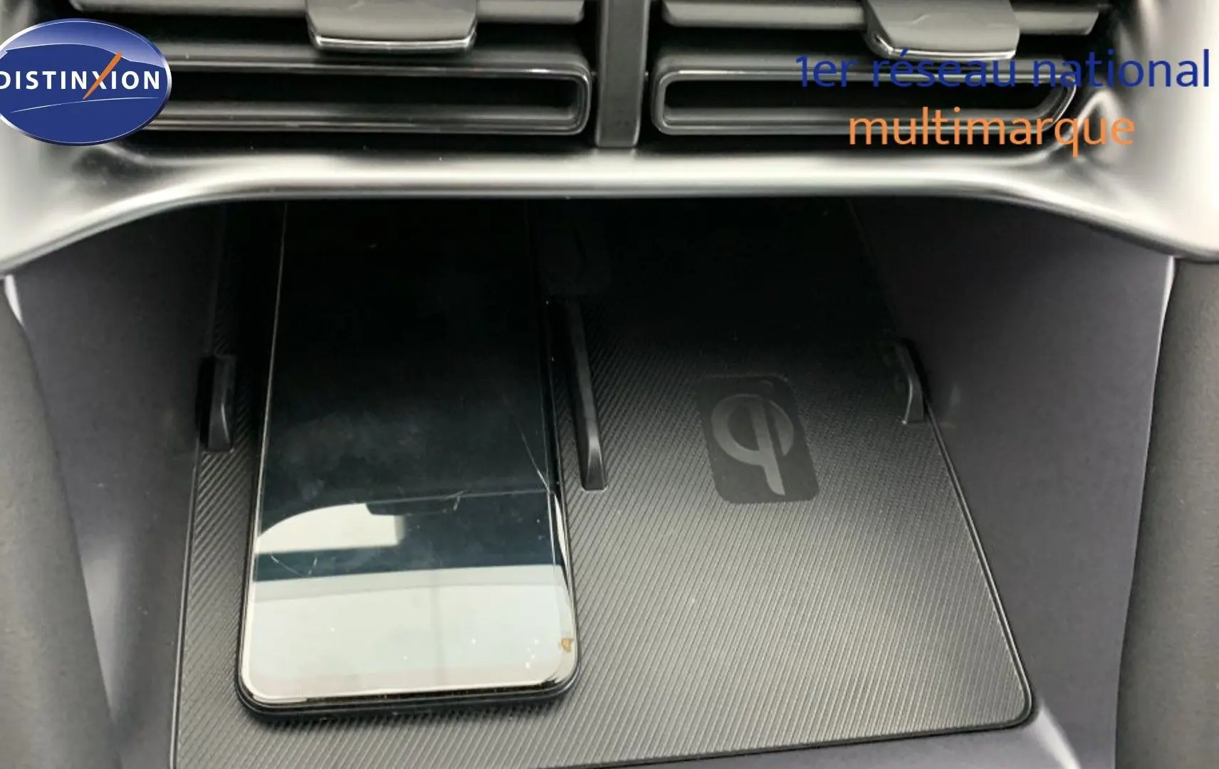 Vue intérieure des sièges arrière en similicuir noir du BYD SEAL U 2025, avec ceinture de sécurité grise.