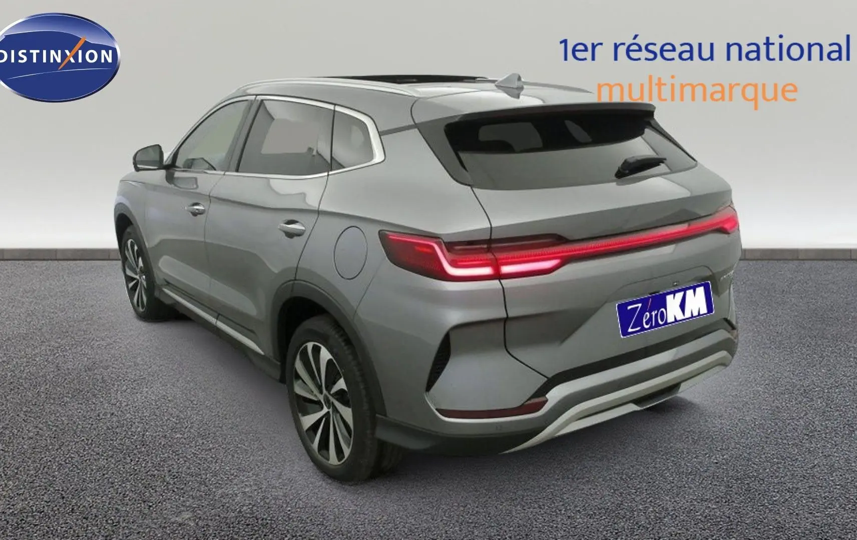 Vue 3/4 arrière droite du SUV BYD SEAL U Time Grey avec feux arrière LED et jantes alliage bicolores.