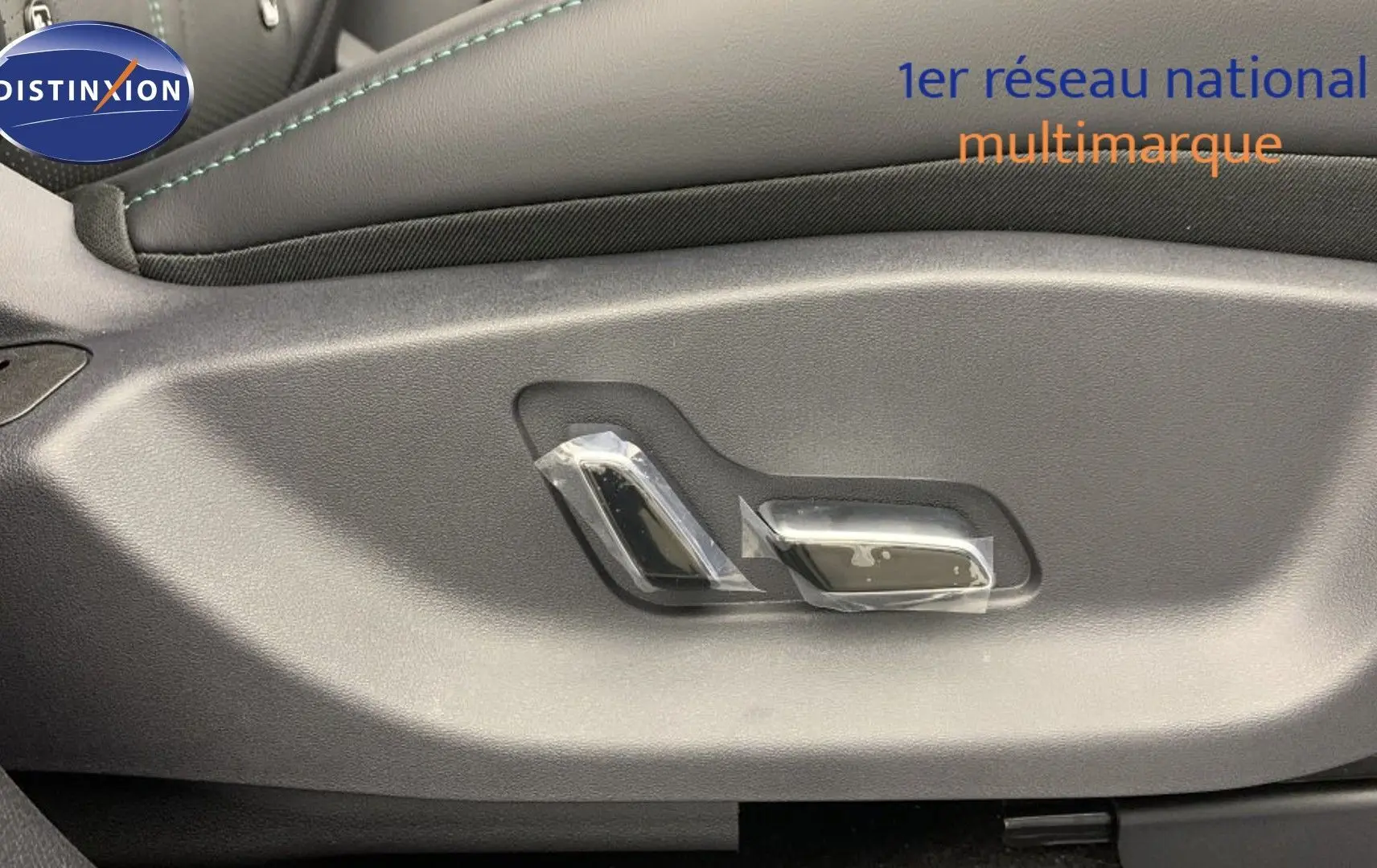 Vue intérieure côté conducteur du BYD SEAL U 2025, montrant les sièges en similicuir noir et la console centrale avec écran tactile.