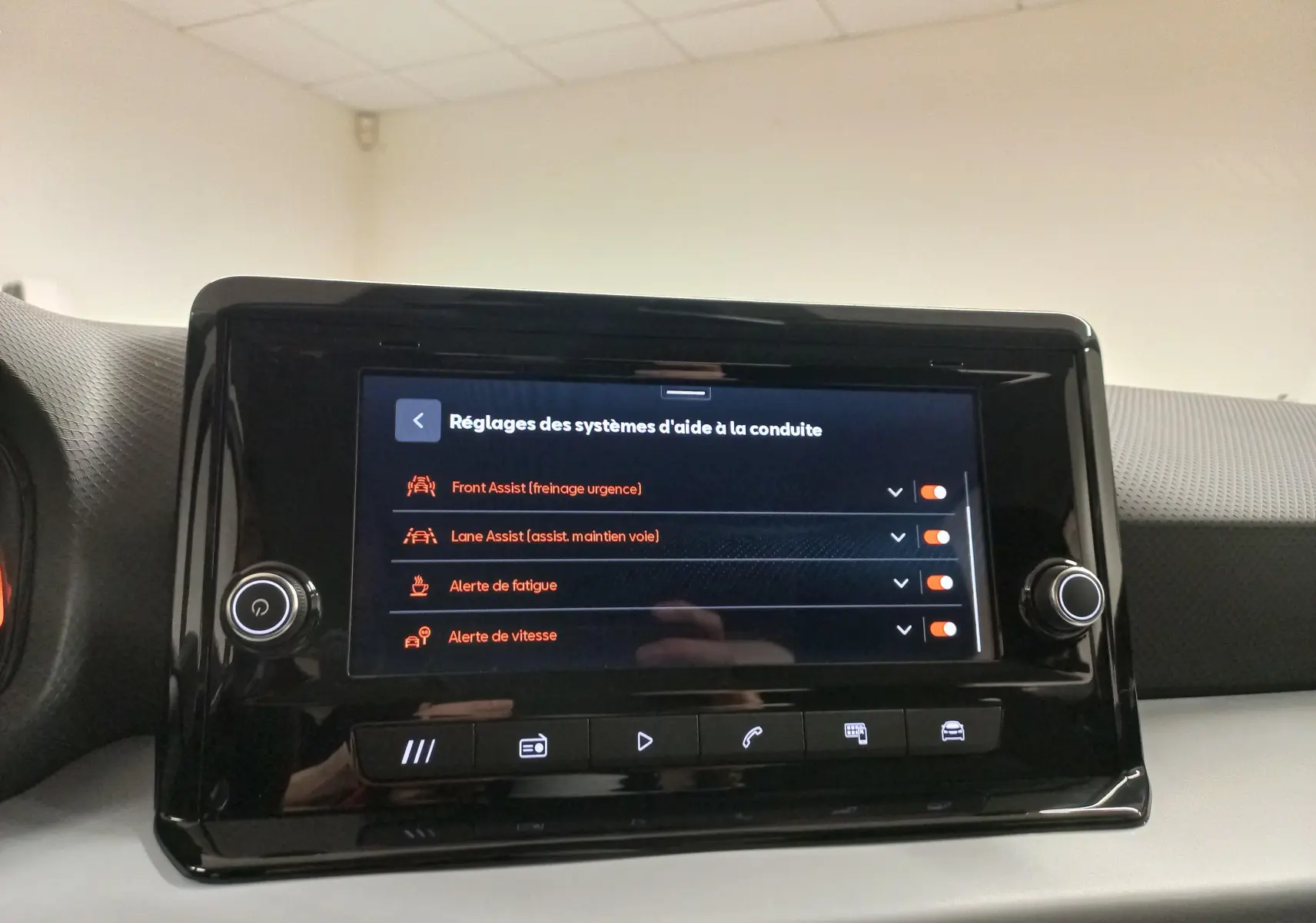 Écran tactile central du SEAT Arona 2025 affichant les réglages des aides à la conduite en intérieur véhicule.