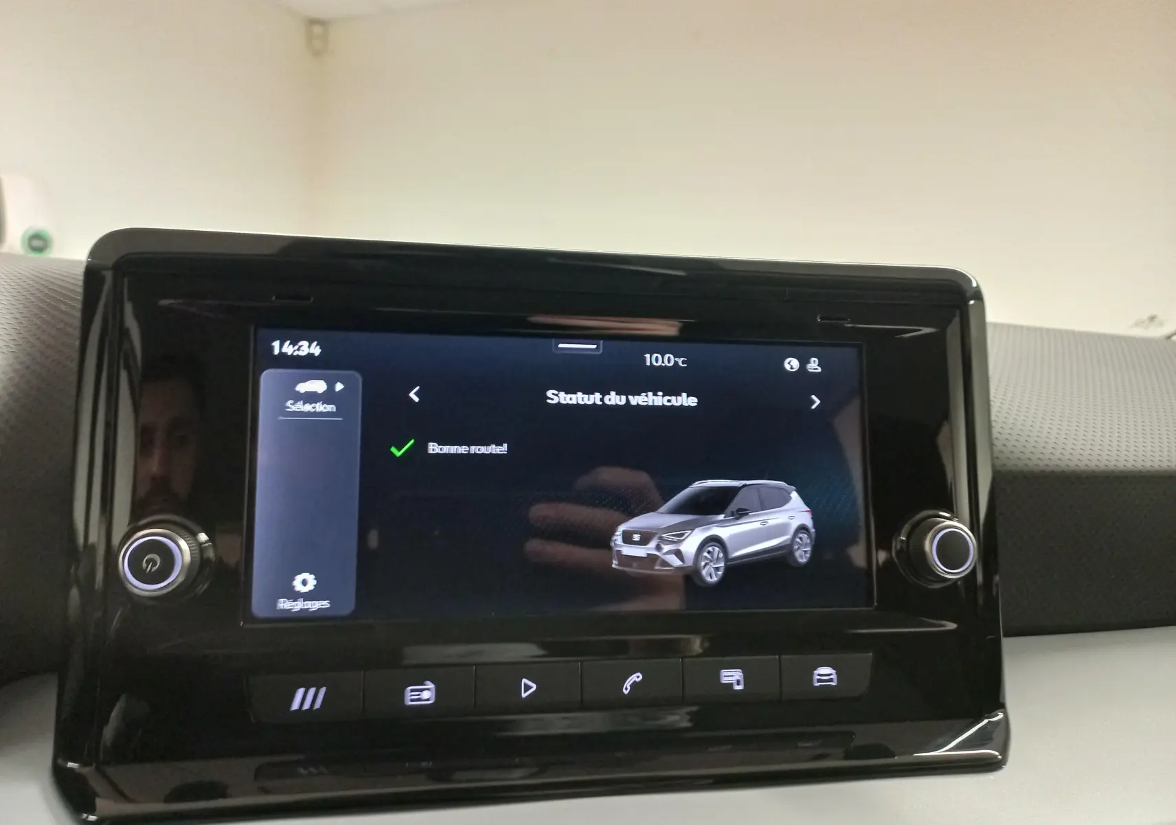 Écran central tactile du tableau de bord du SEAT Arona affichant le statut du véhicule en intérieur.