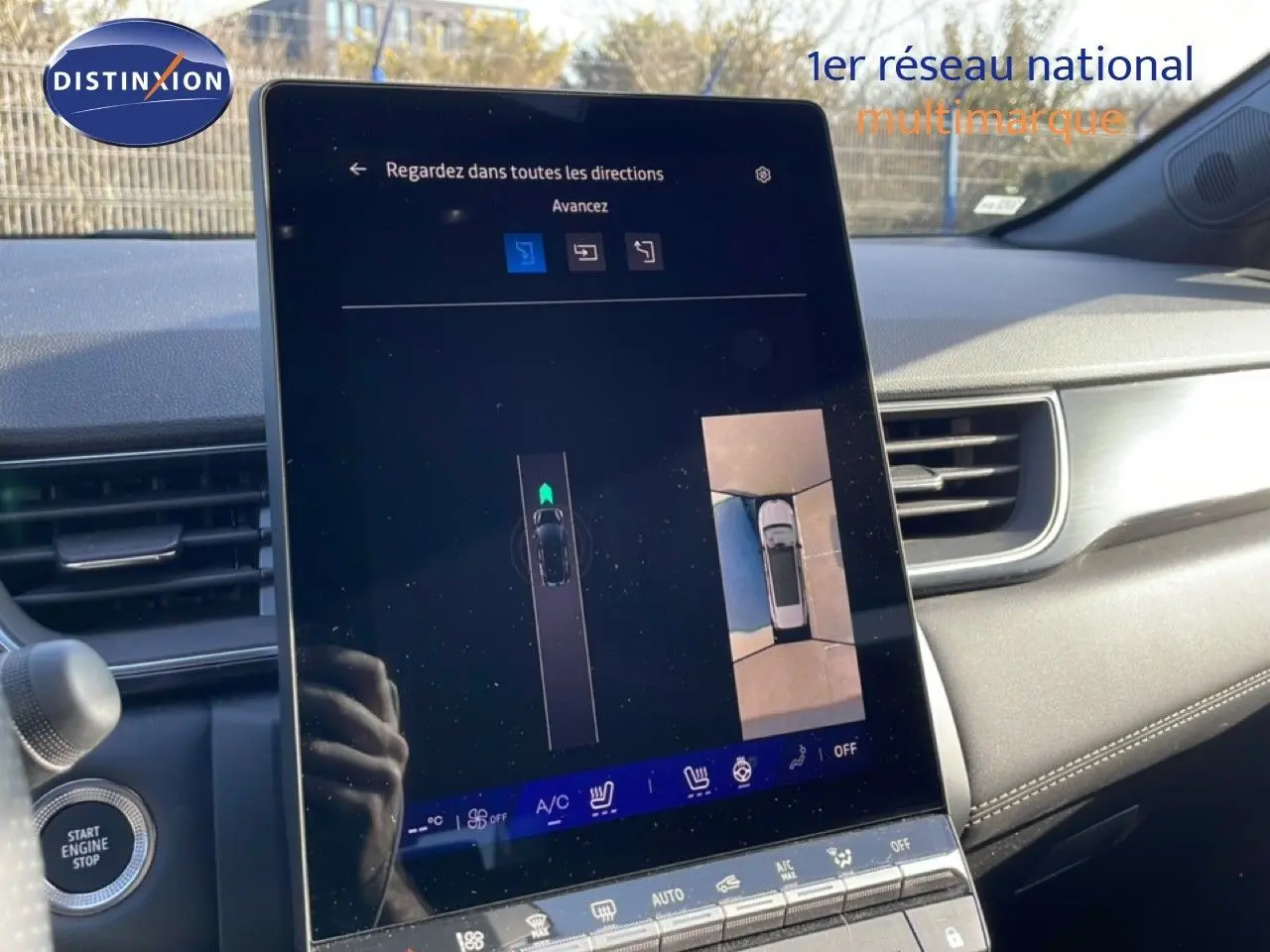 Écran tactile central affichant la caméra 360° dans l’habitacle gris cassiopée métal du Renault Symbioz 2025.